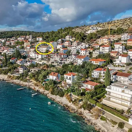 Bee Maja Trogir